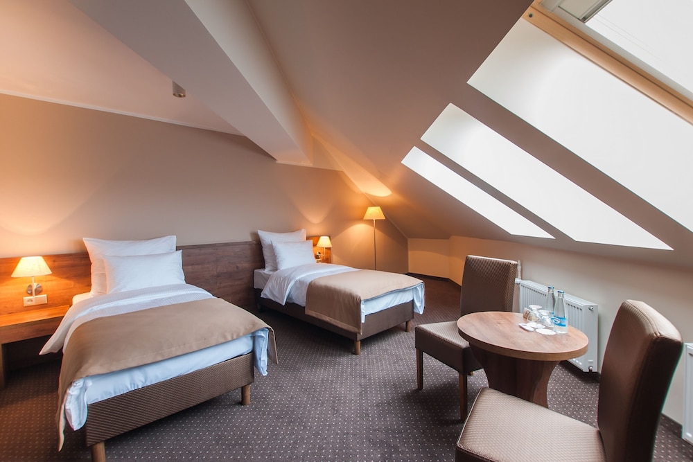 ROOM, DOUBLE OR TWIN BED