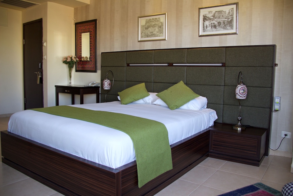 DELUXE, DOUBLE BED