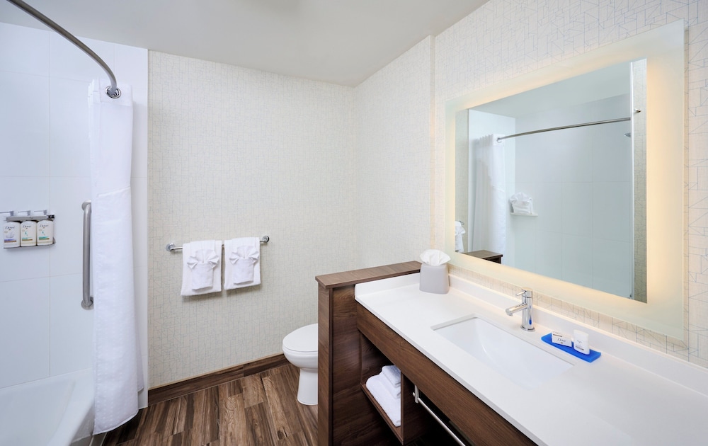 Holiday Inn Express And Suites Brantford 62/66