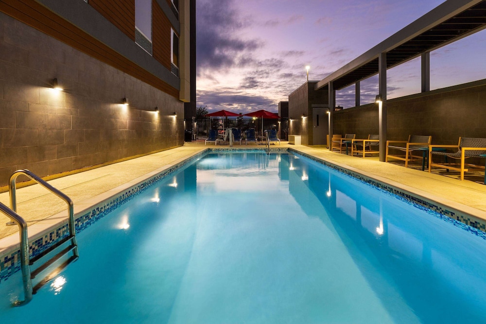 Hawthorn Suites by Wyndham Kingwood/Houston 12/30