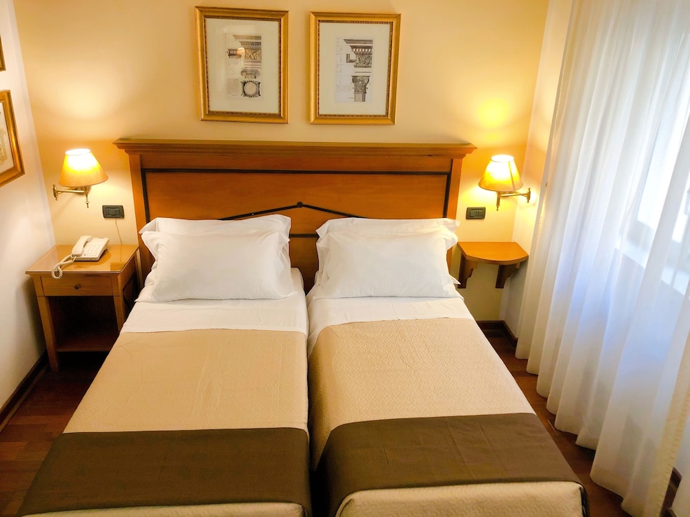Florio Opera Hotel 17/65