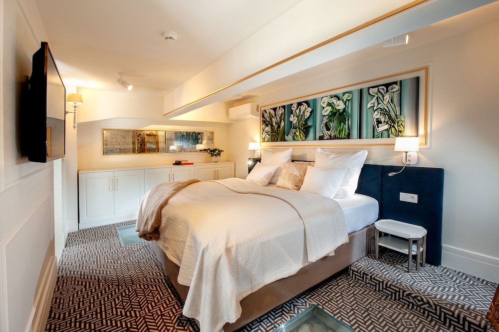 1 BEDROOM, LUXURY, APARTMENT, KING BED, PRIVATE GARDEN