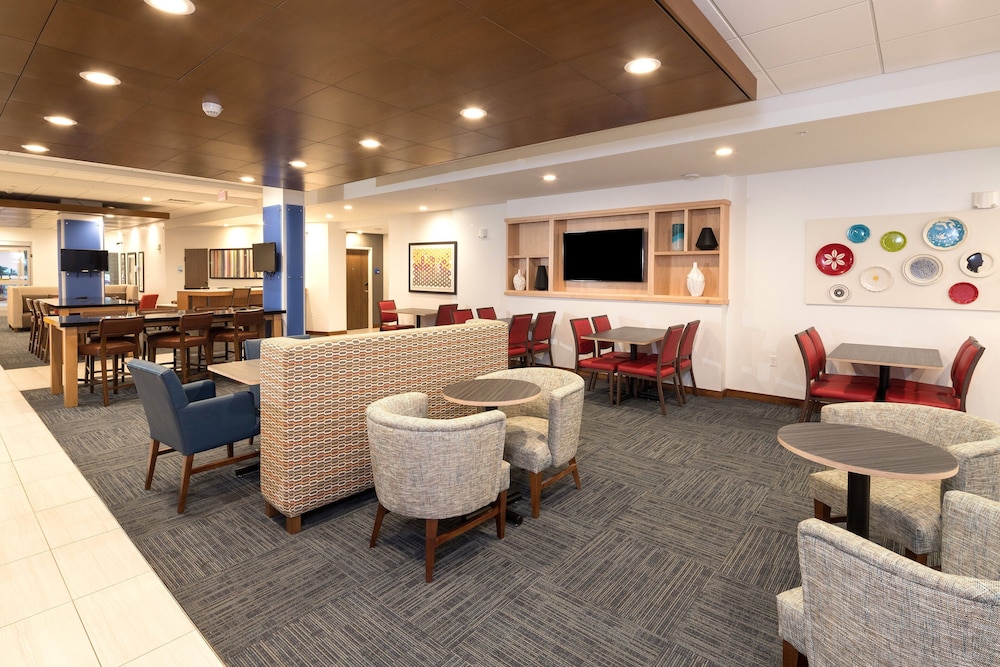 Holiday Inn Express Suites Gaylord 8/44