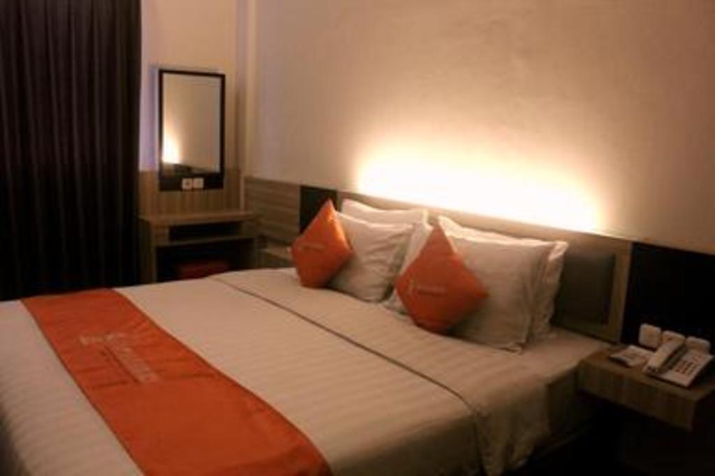 Business, Queen Bed