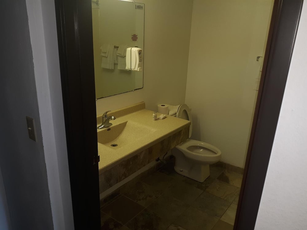 Guest Lodge 67/70