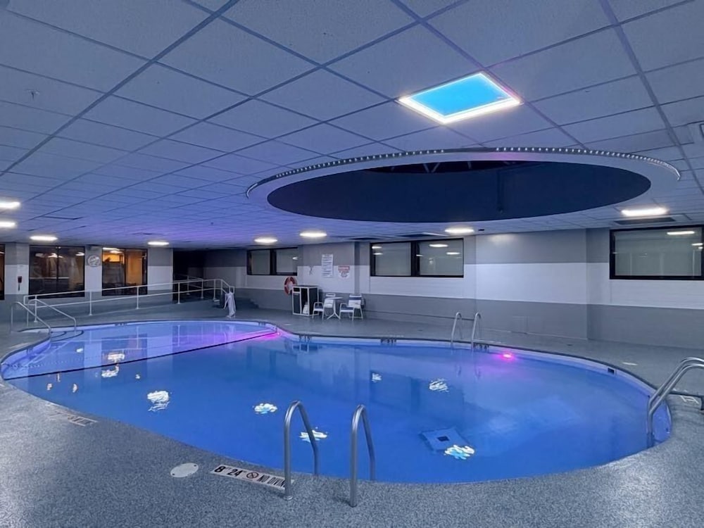 Royle Hotel Milwaukee Airport 24/64