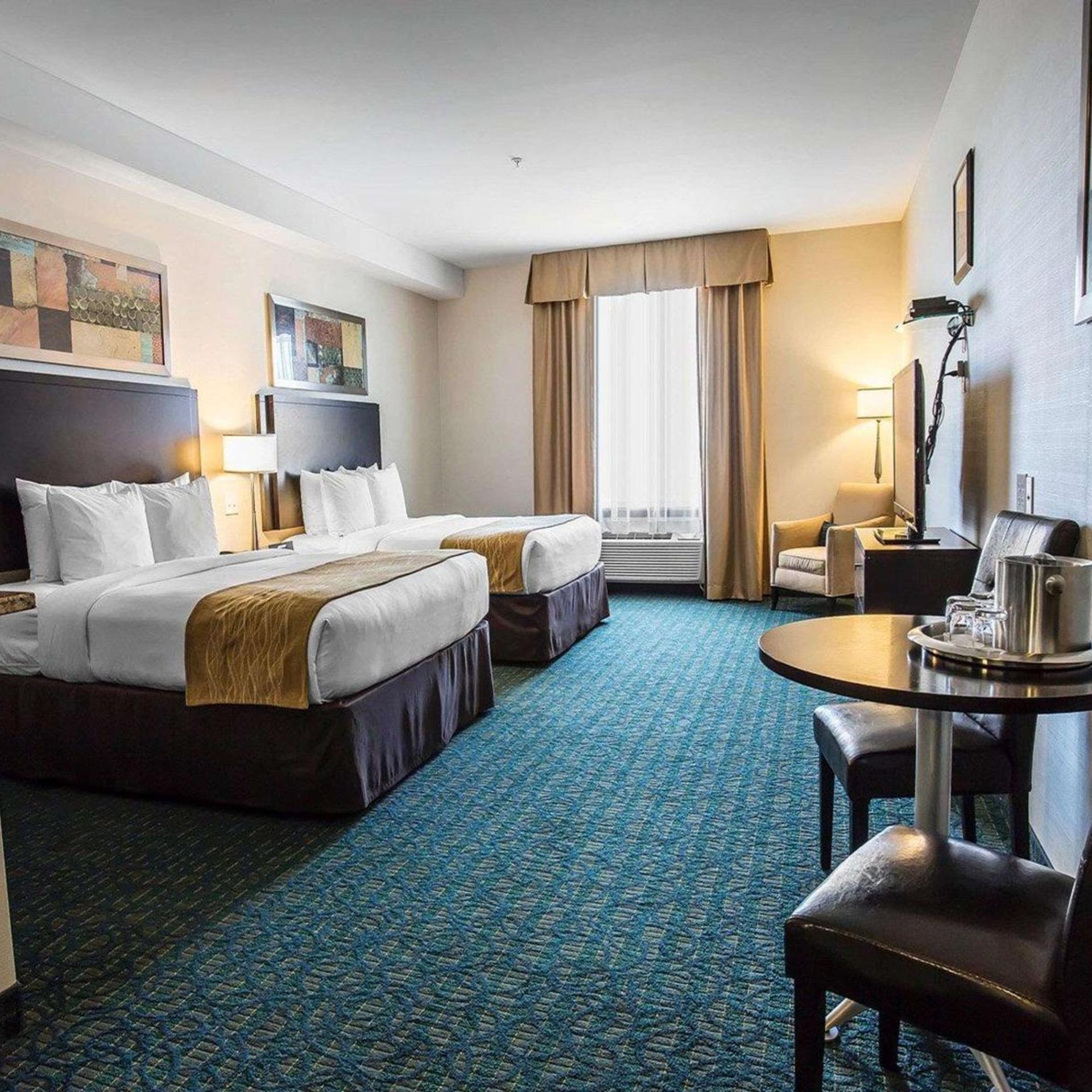 غرفة بسرير كينج وسريرين كوين، Comfort Hotel Bayers Lake 5/8