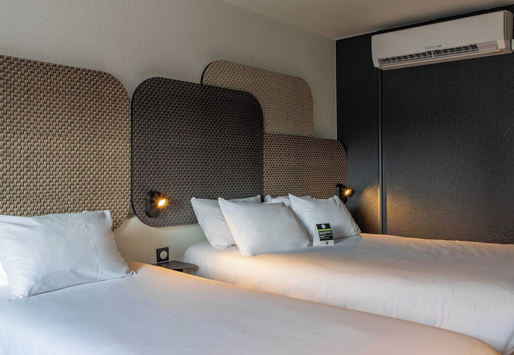 غرفة قياسية ثلاثية بسرير مزدوج وسرير فردي، B&B HOTEL Lourdes Centre Gare 3 etoiles 3/5