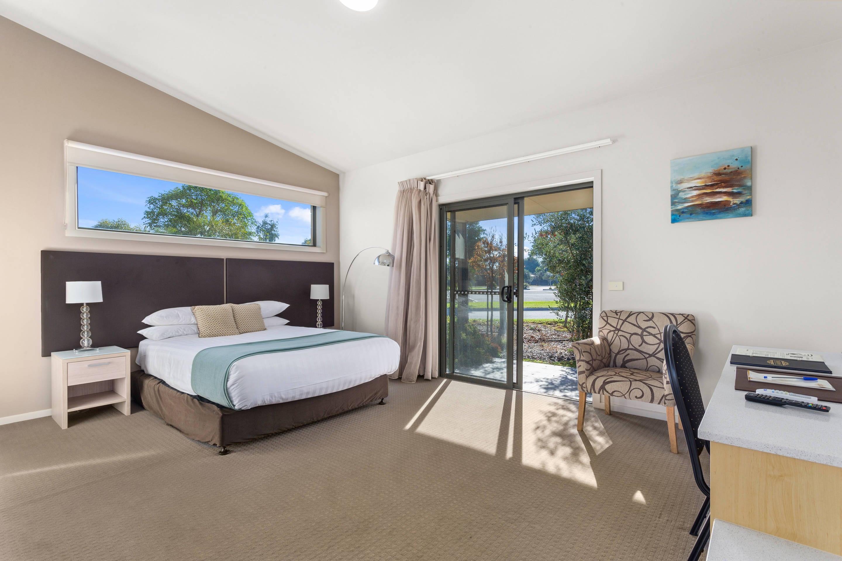 Efficiency, Suite, Queen Bed, Accessible