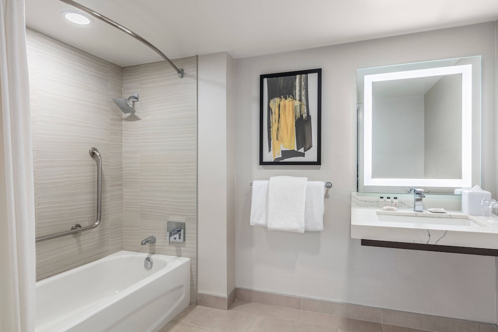 Delta Hotels by Marriott Vancouver Downtown Suites 5/49