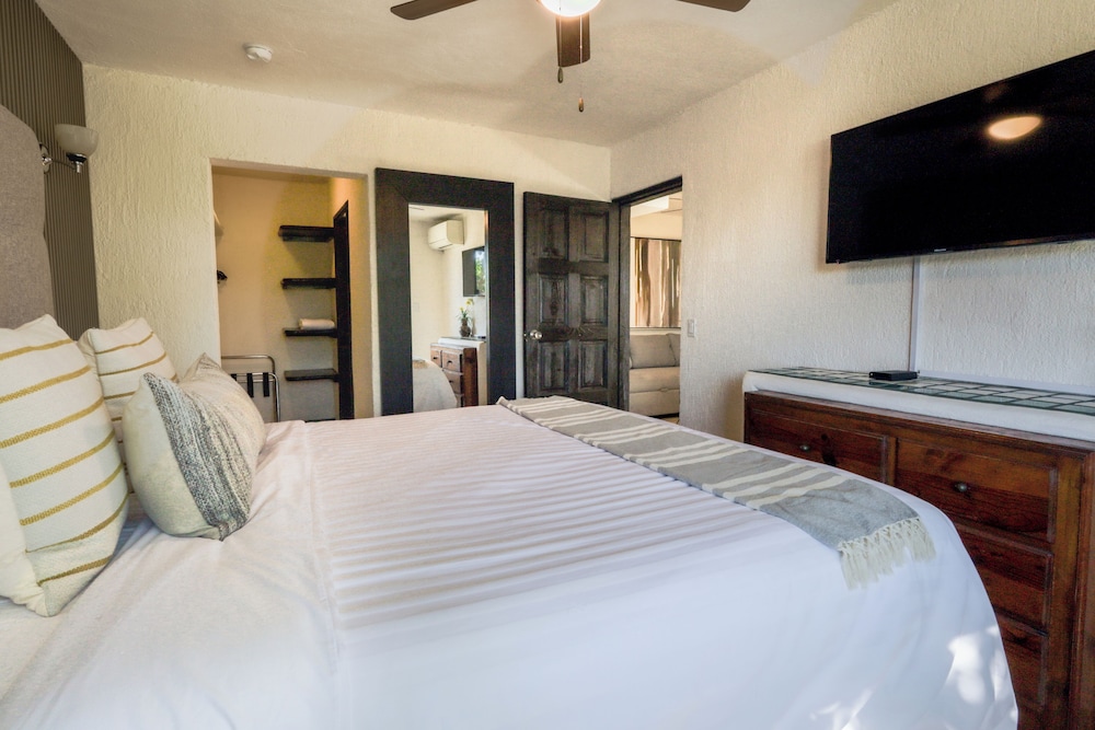 TRADITIONAL, 2 QUEEN BEDS