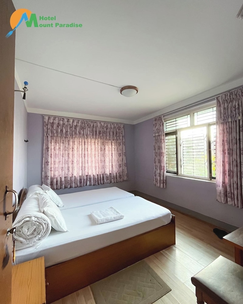ROOM, SINGLE, SHARED BATHROOM