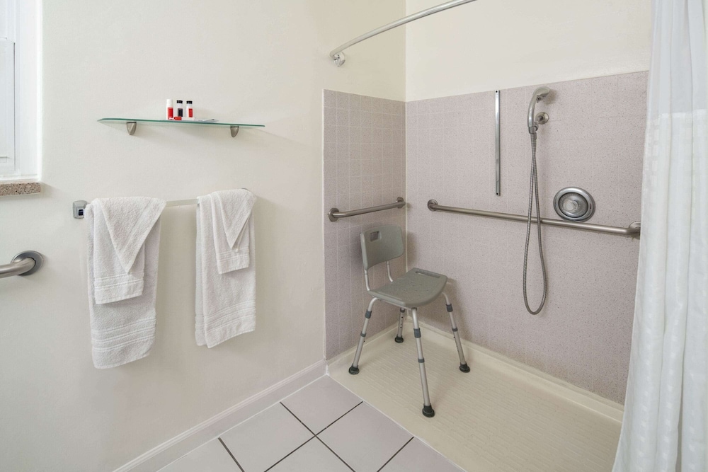 Travelodge By Wyndham Burbank-Glendale 18/28