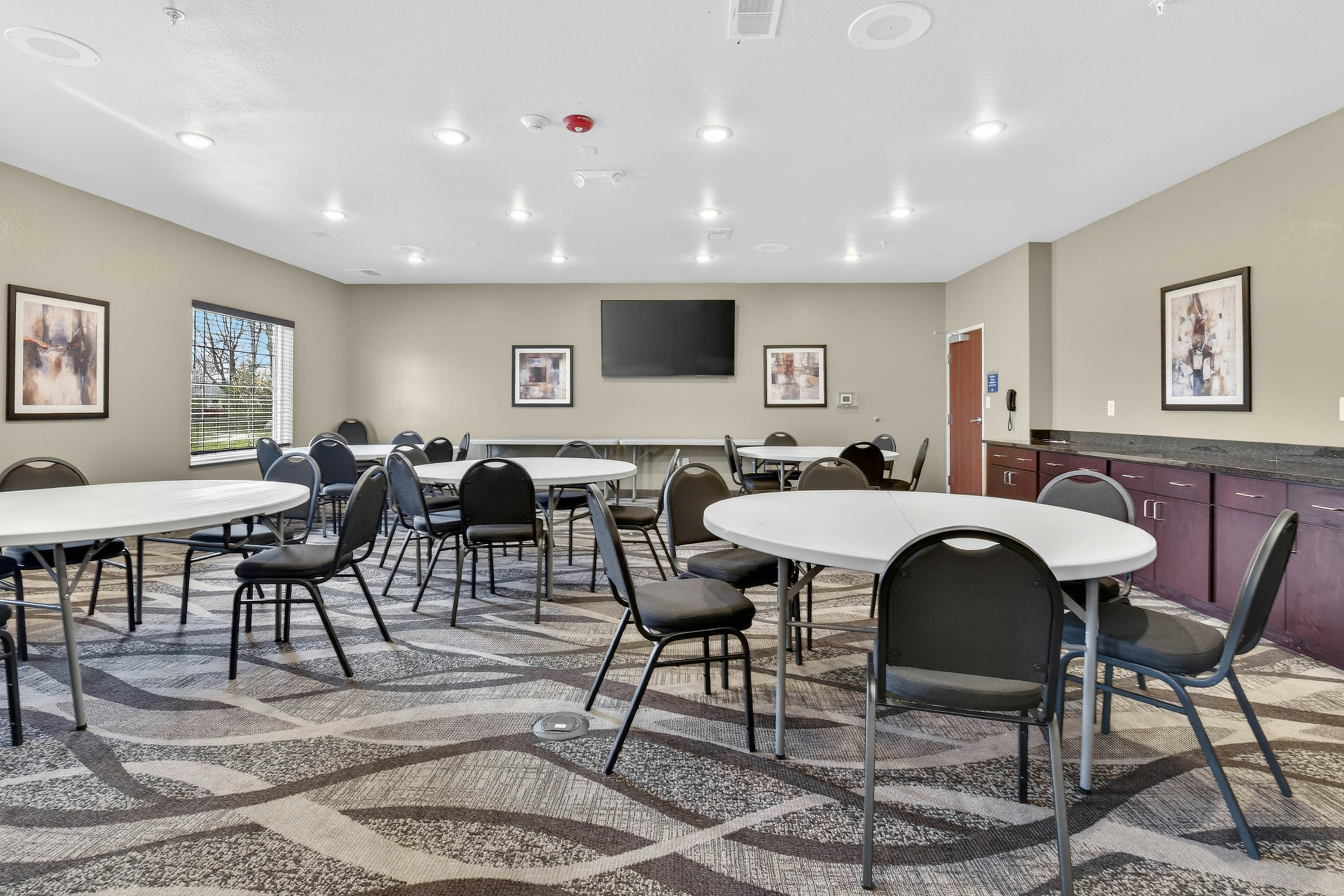 Cobblestone Hotel & Suites - Eaton, OH 37/50