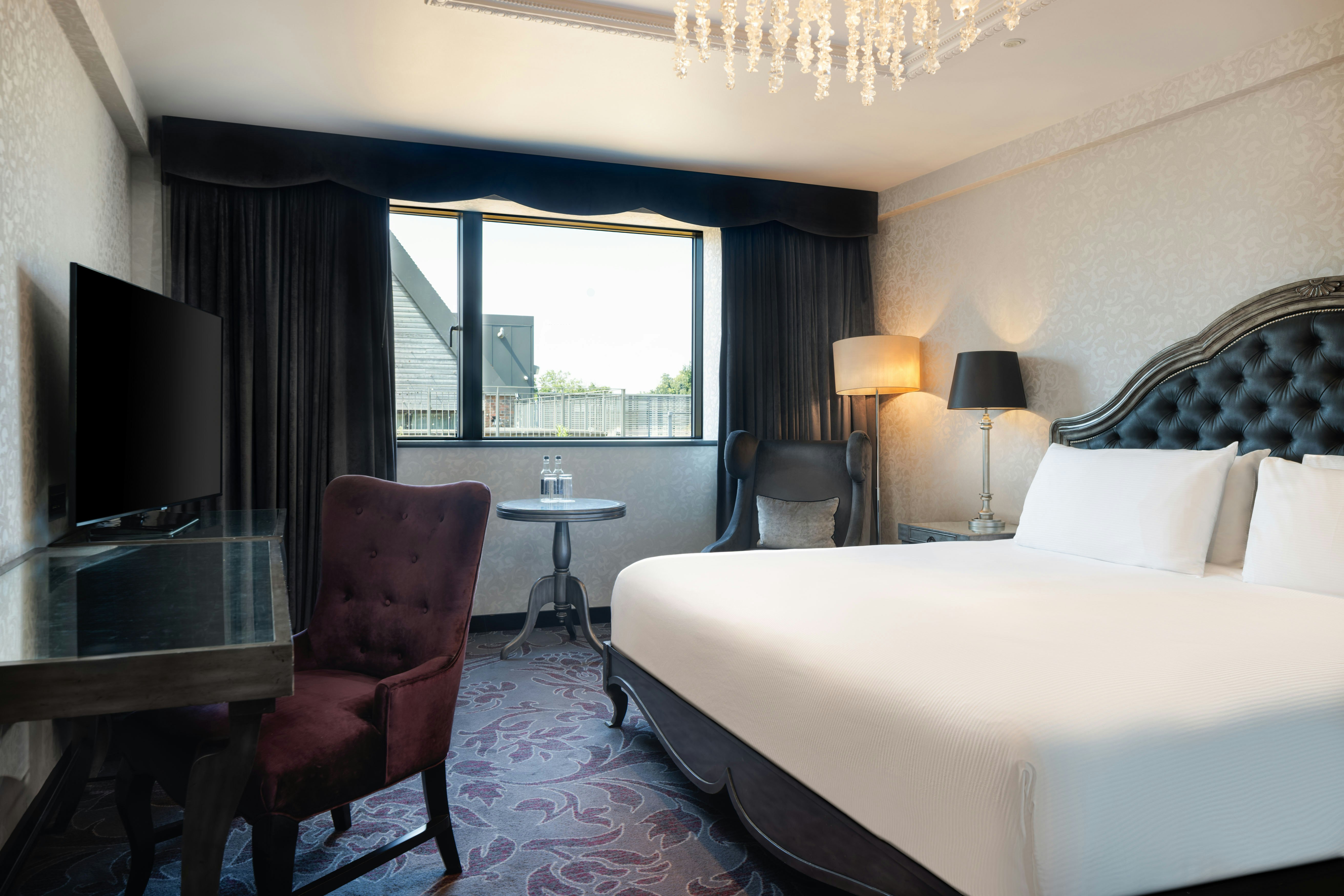 GUEST ROOM, KING BED
