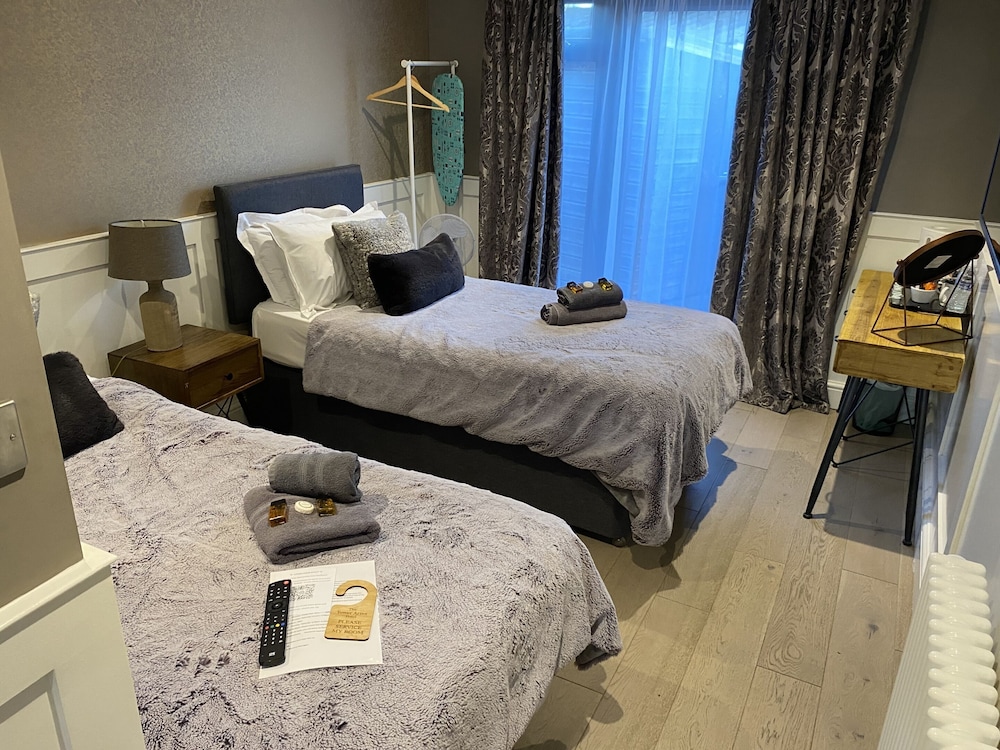 EXECUTIVE, CHALET, TWIN BEDS