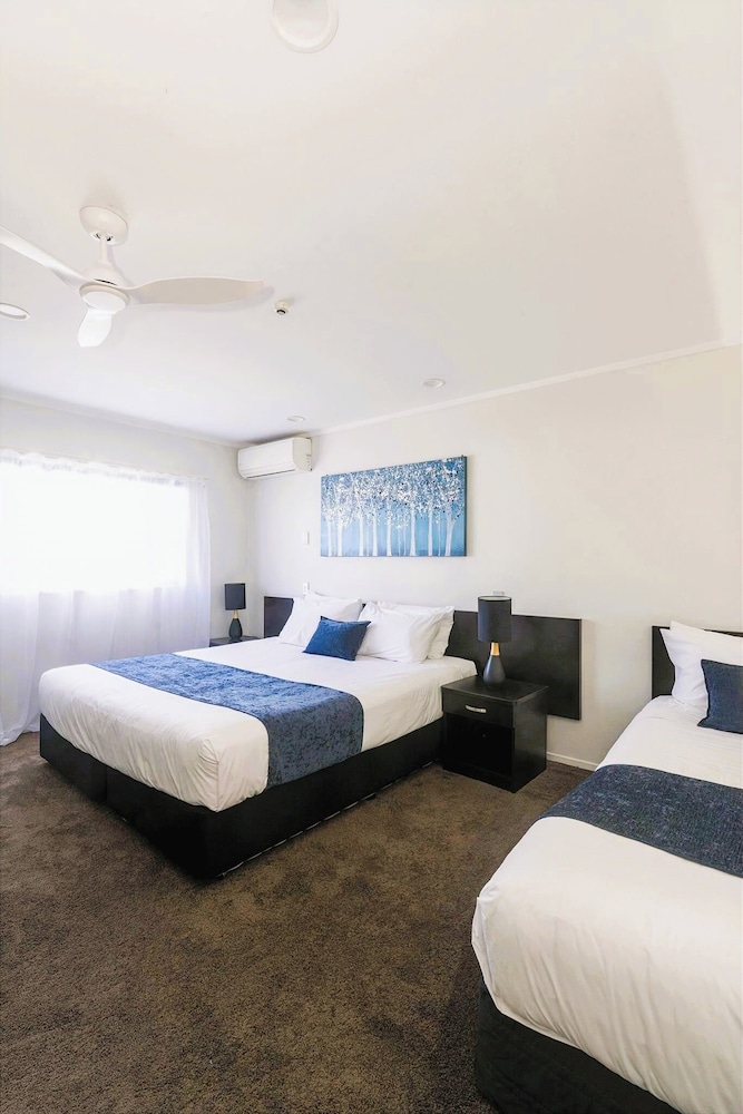 Aquarius Motor Inn 24/64