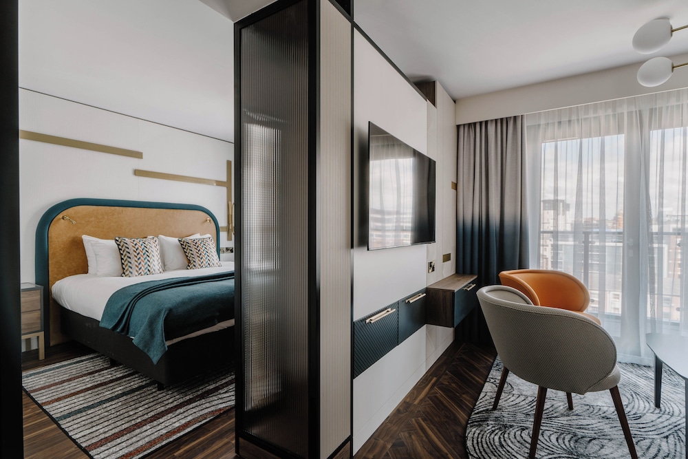 Suite, King Bed, City View, Balcony, Top Floor