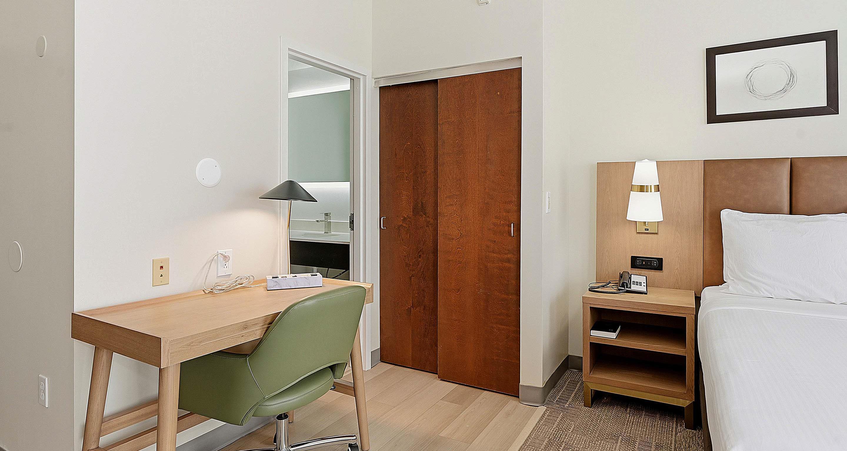 غرفة بسرير كوين مع أريكة بمطبخ، Best Western Plus Hannaford Inn & Suites 2/3
