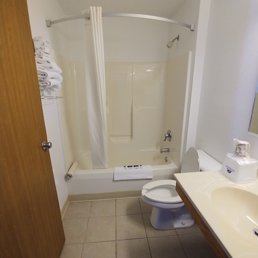 Americas Best Value Inn Charlotte Mi 16/30