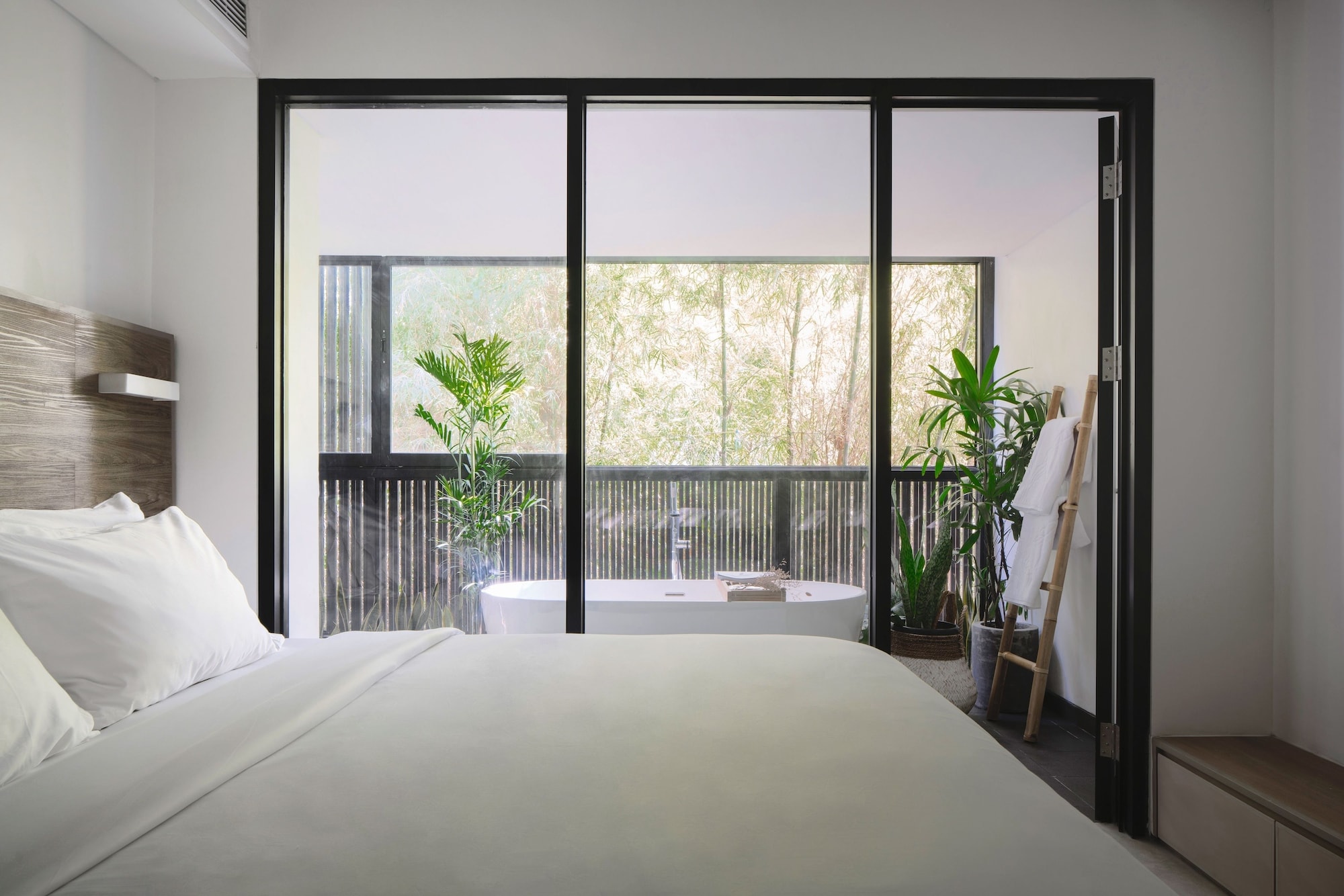 SKY, SUPERIOR, QUEEN BED