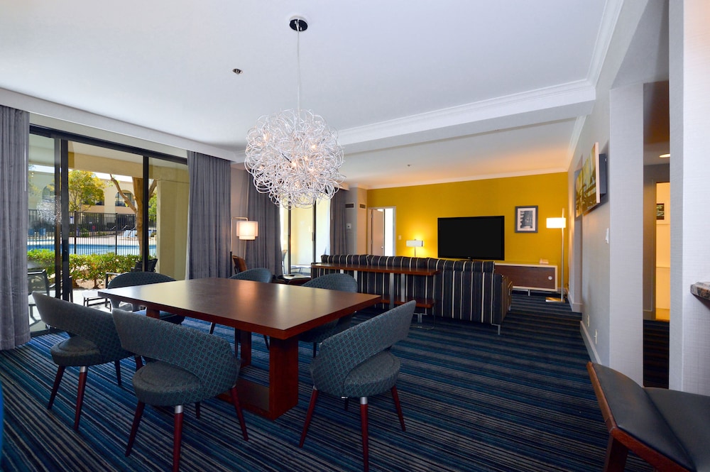 Doubletree By Hilton Newark Fremont 70/76