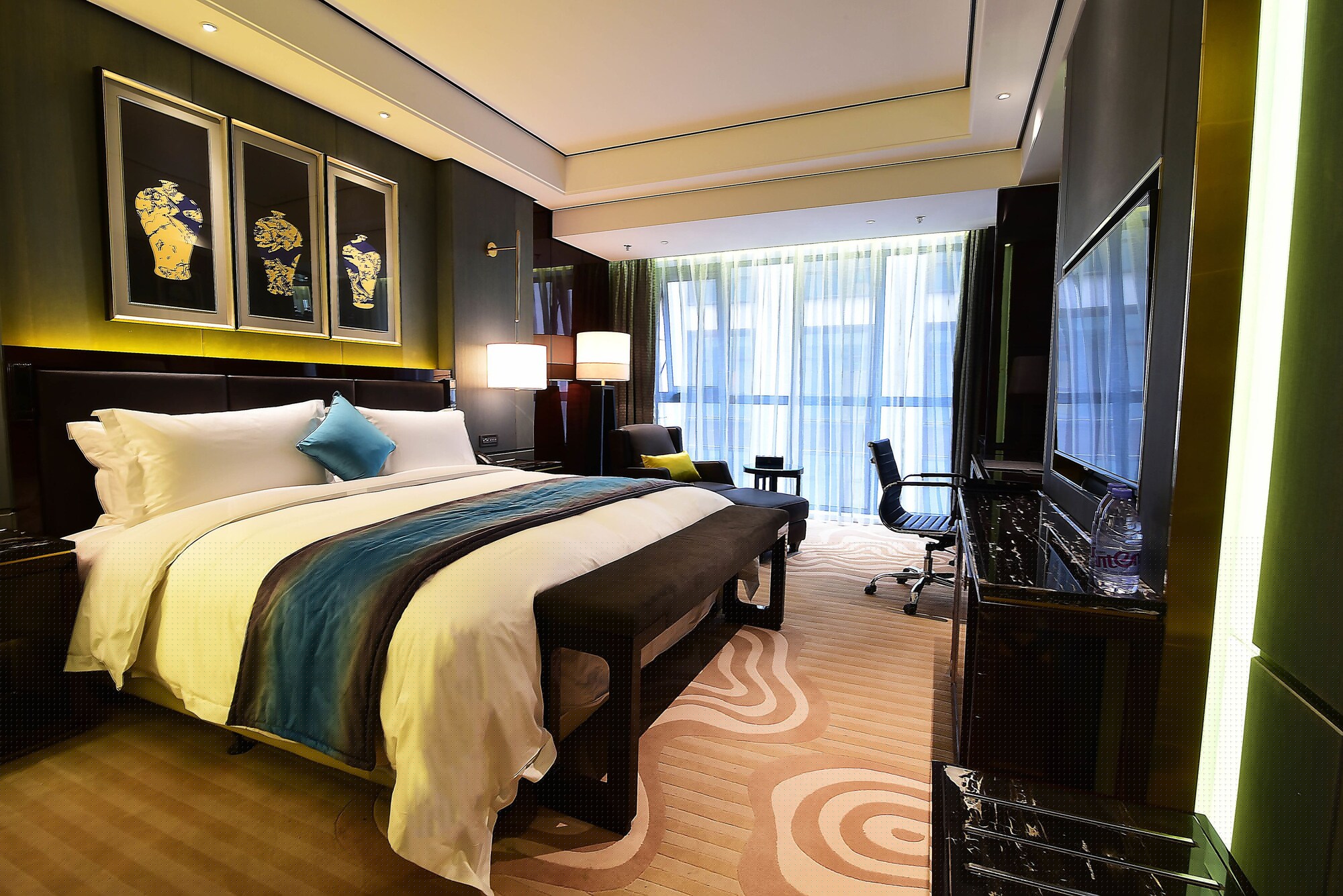 DELUXE, KING BED