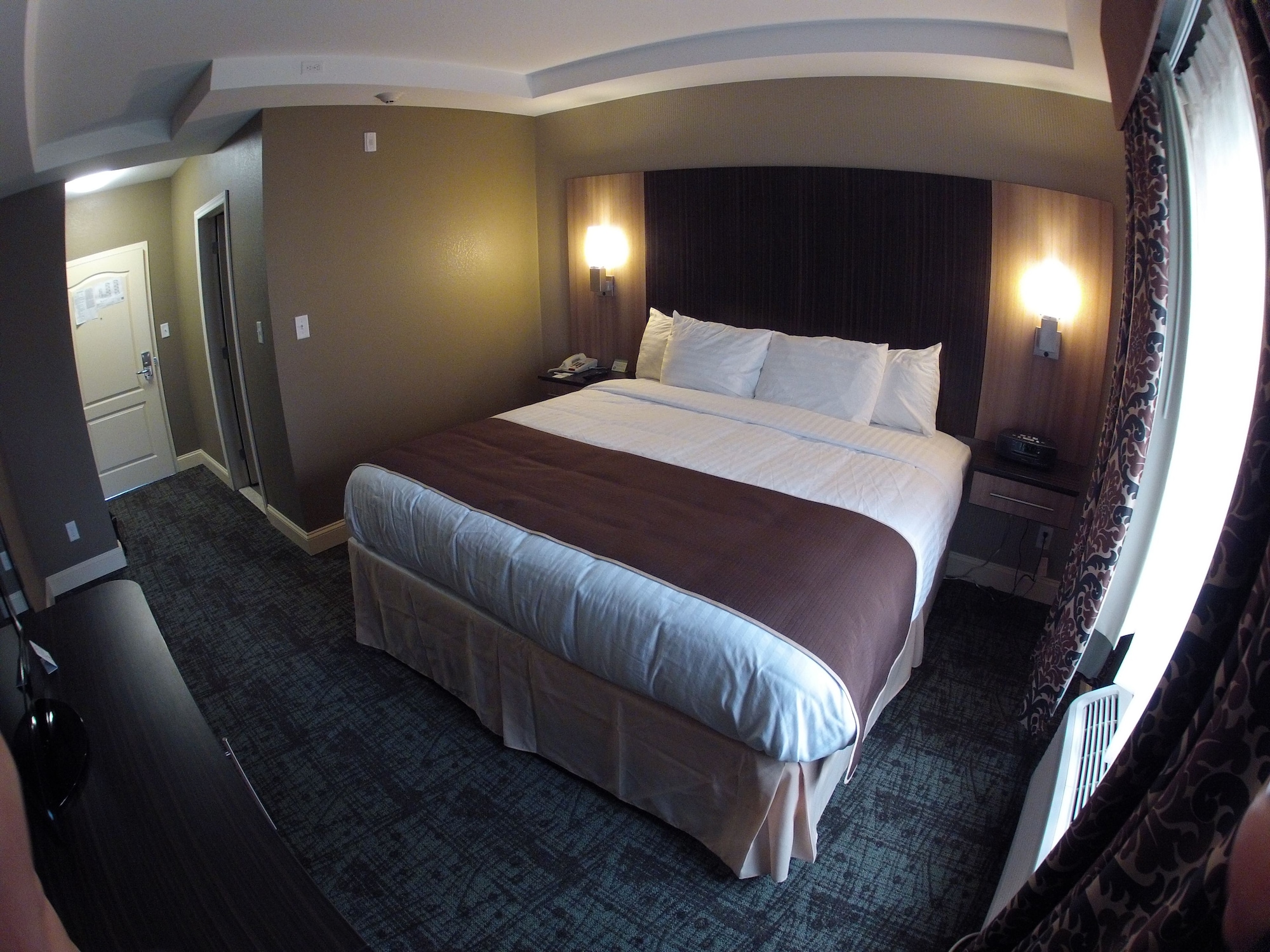 DELUXE, KING BED
