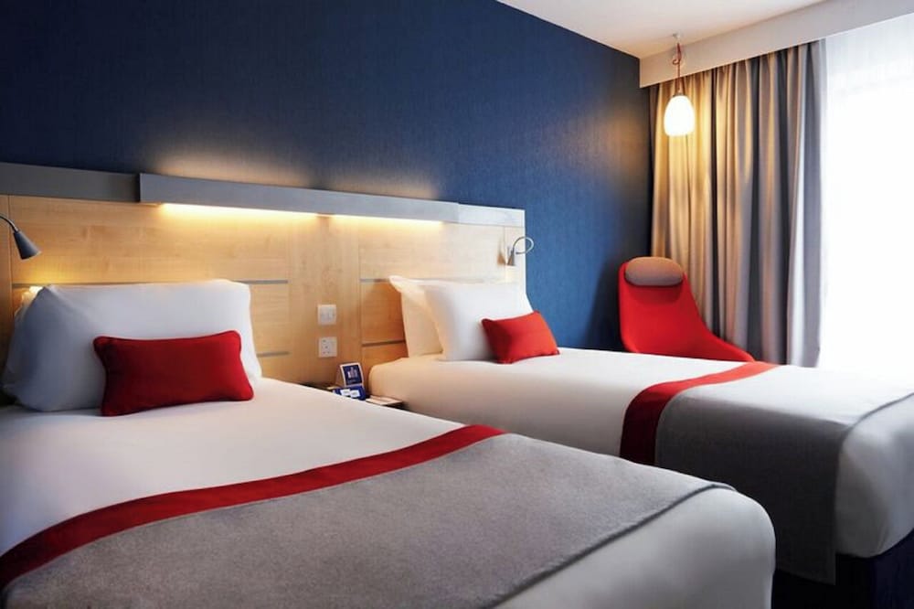 Holiday Inn Express Cheltenham 24/58