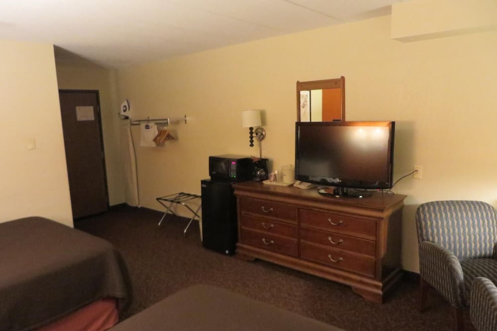 AmericInn by Wyndham Forest Lake 24/25