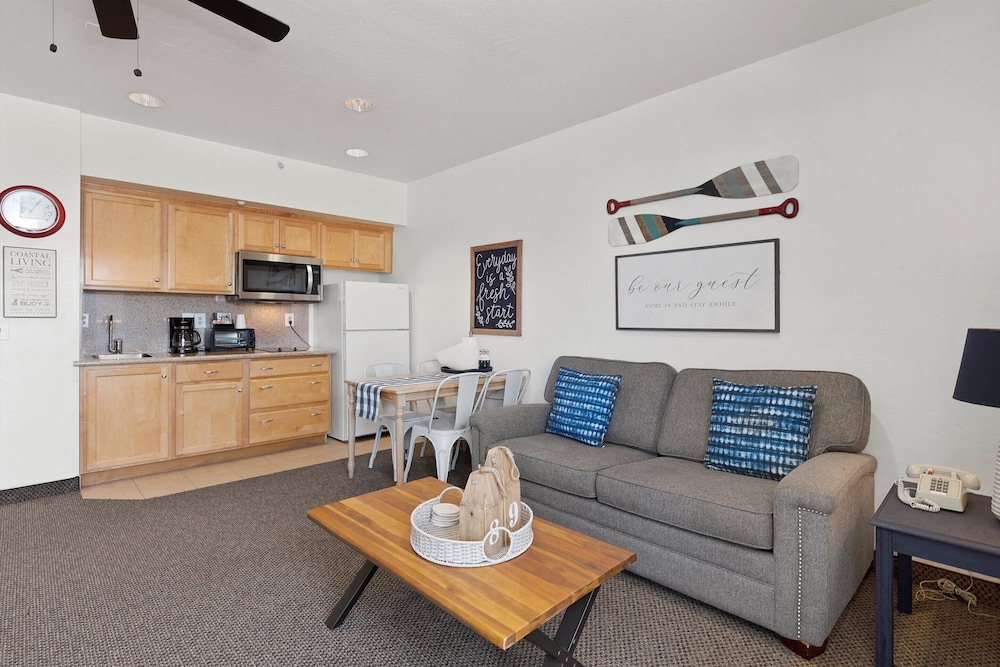 Beach House Inn & Suites 21/50