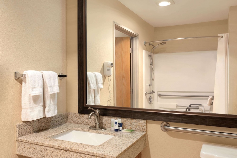 Sleep Inn & Suites Salina I-135 12/26
