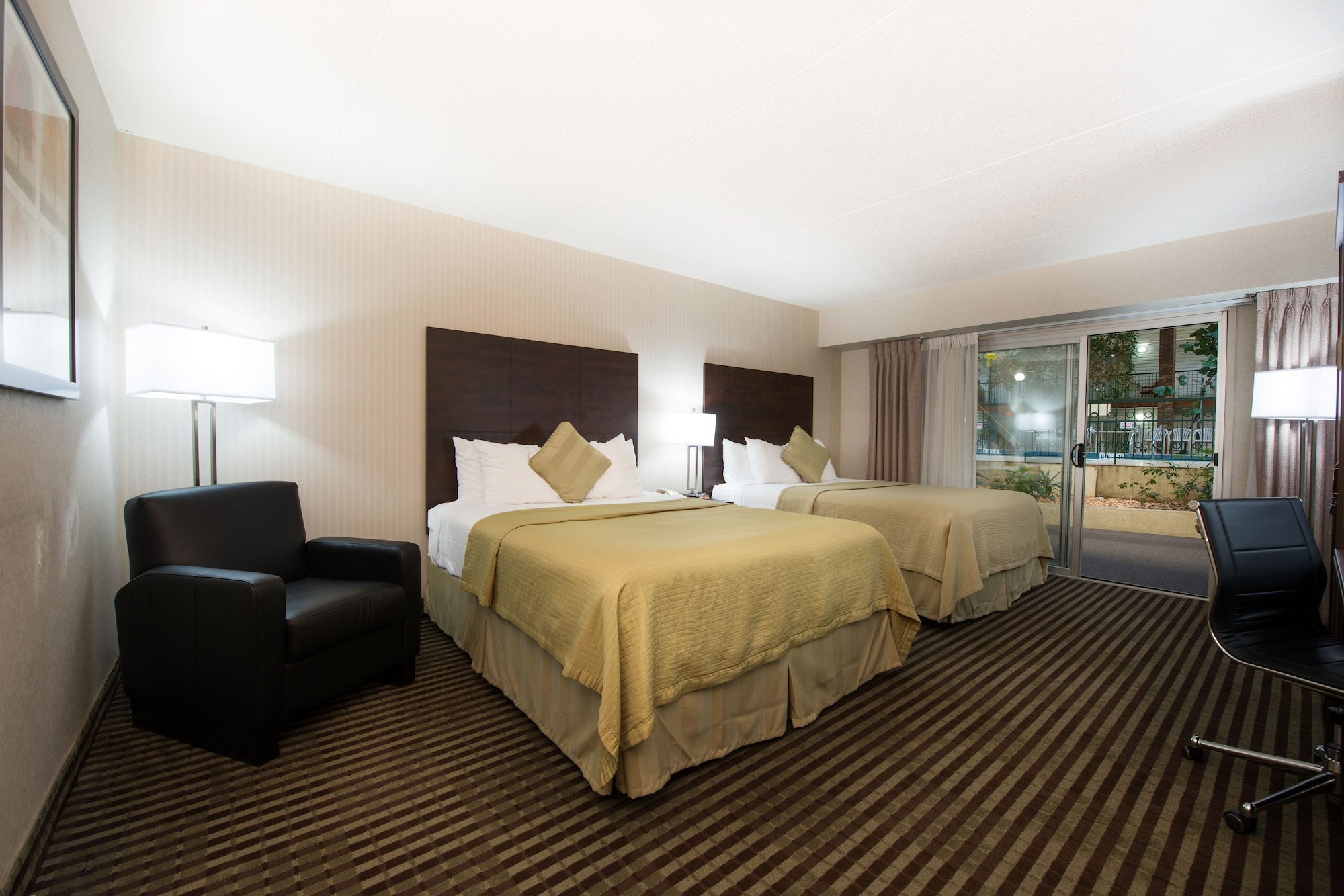 Premier, 2 Queen Beds, Pool Side