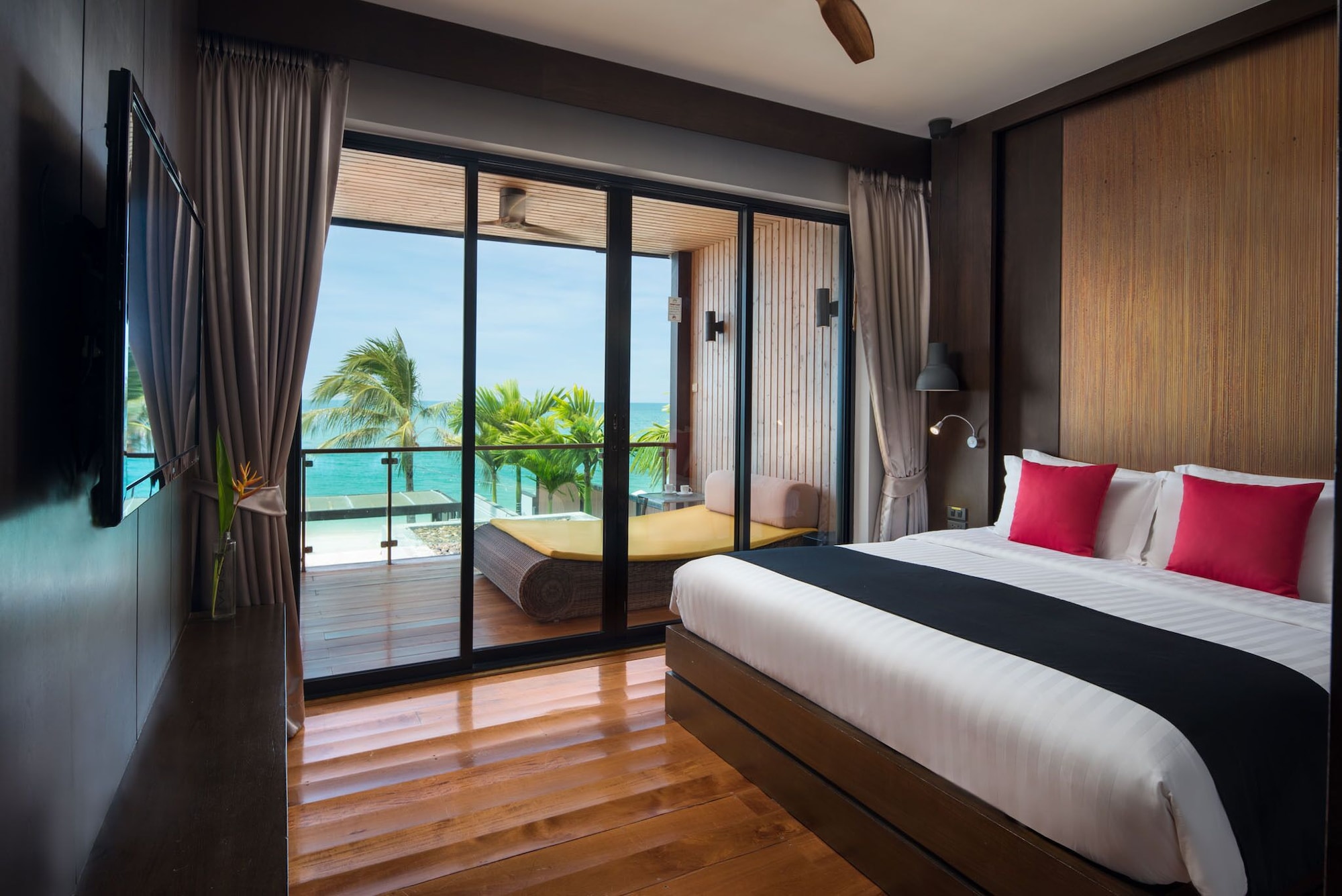 3 Bedrooms, Pool Residence, Pavilion, 3 King Beds, Beach Front