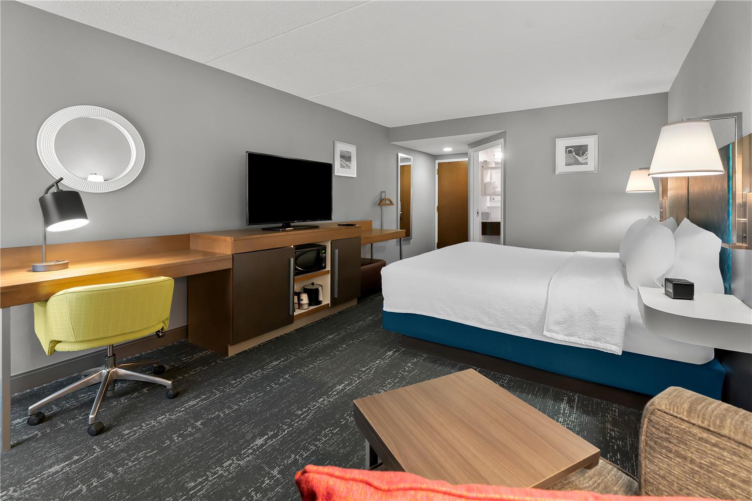 Room, King Bed, Hampton Inn Suites Newtown 2/4