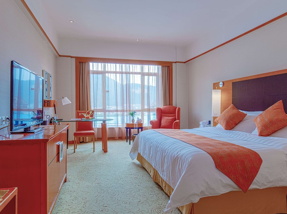 DELUXE, KING BED