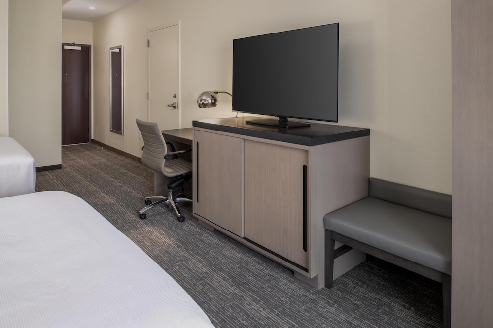 Hyatt House Fresno/Campus Pointe 46/50