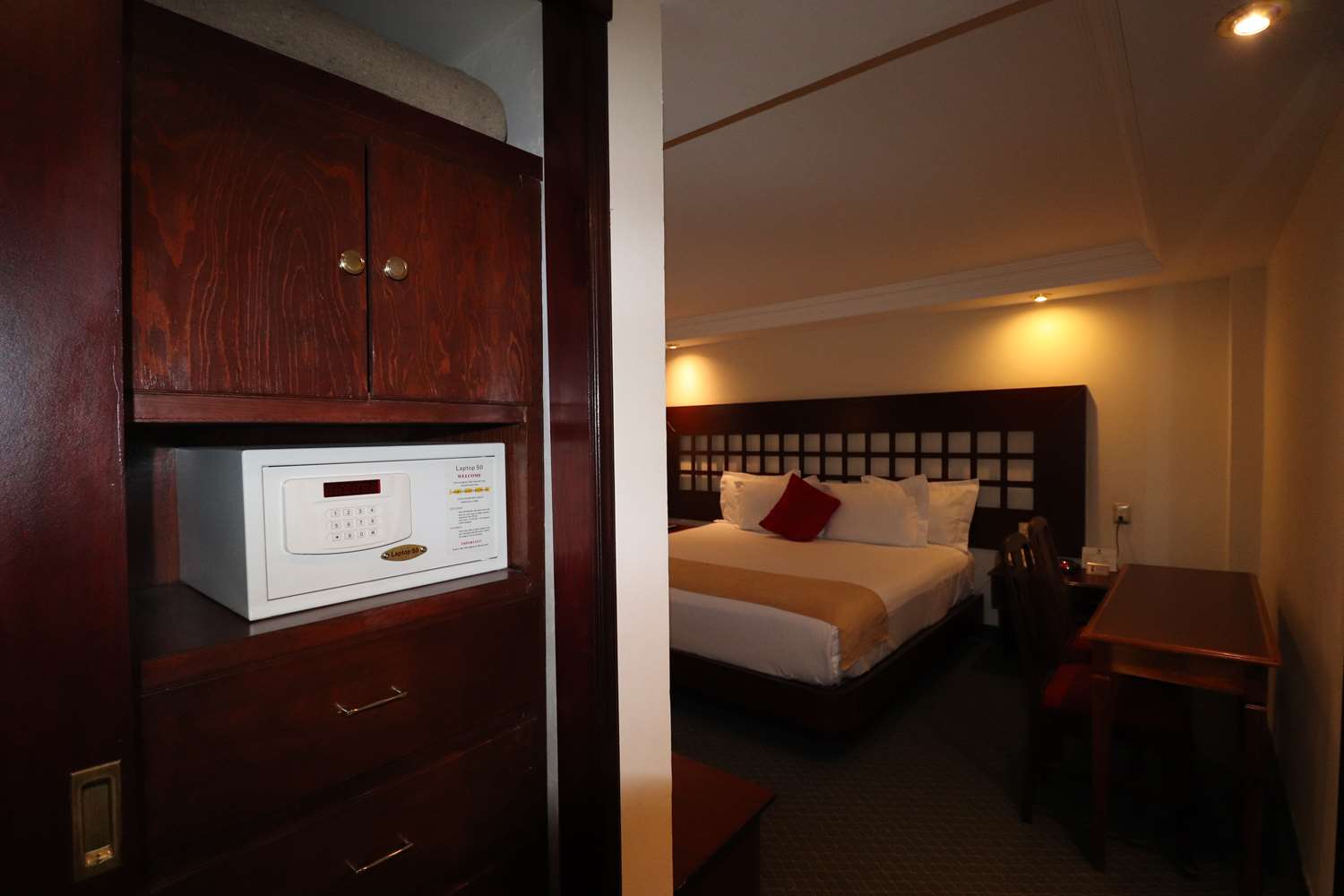 Best Western Toluca 18/35