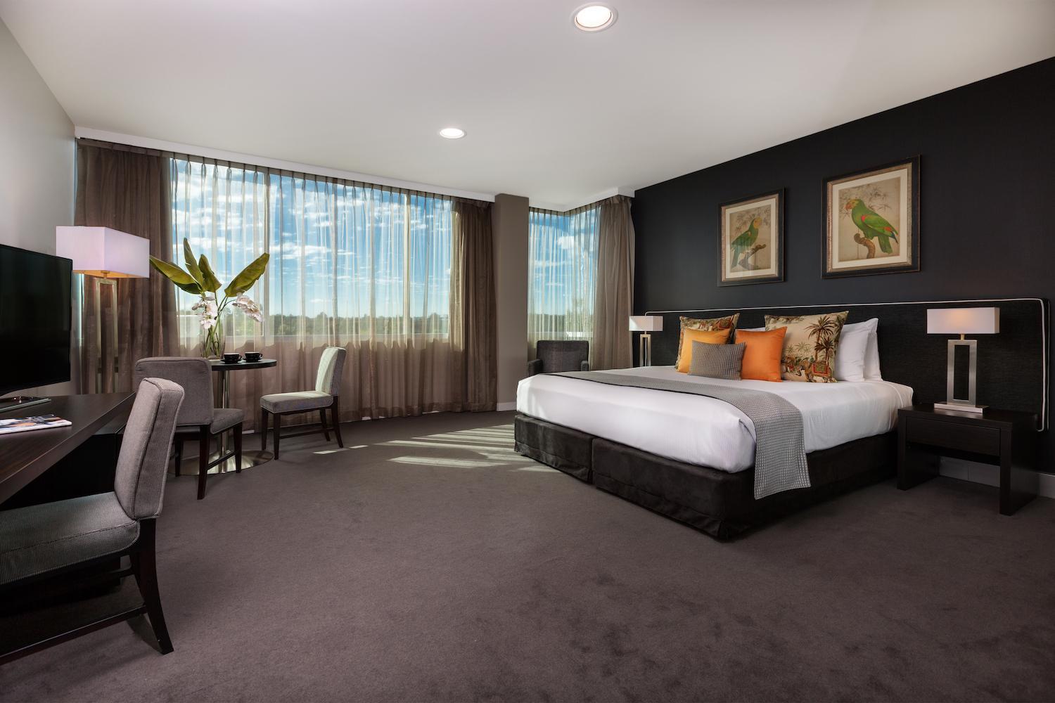 EXECUTIVE, KING BED