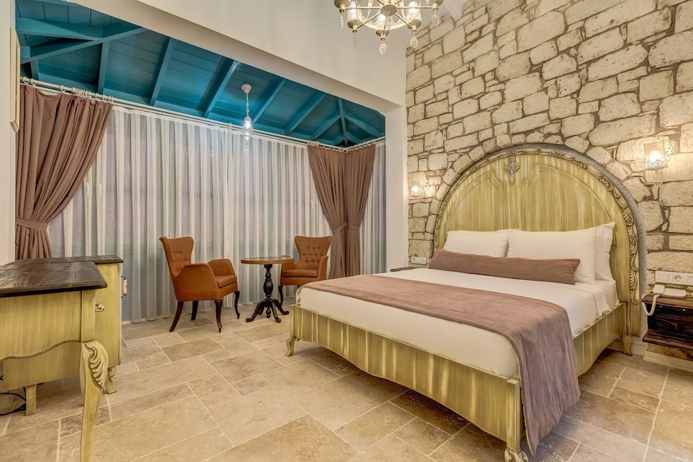 SUPERIOR, MULTIPLE BEDS, POOL VIEW