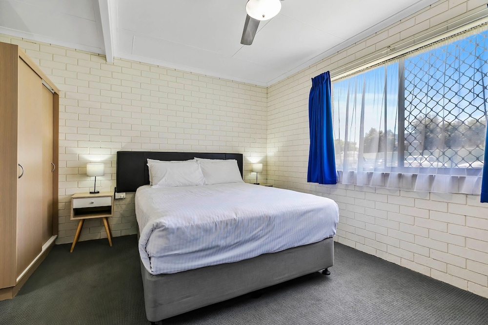 Upgrade, Standard, 1 Queen and 3 Single Beds