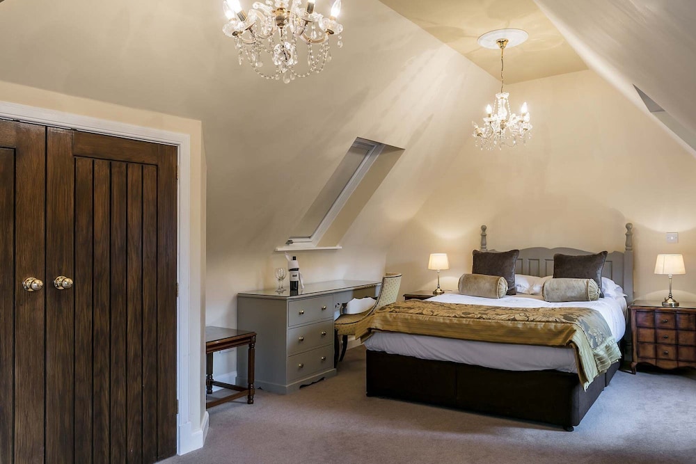 LODGE, DOUBLE BED