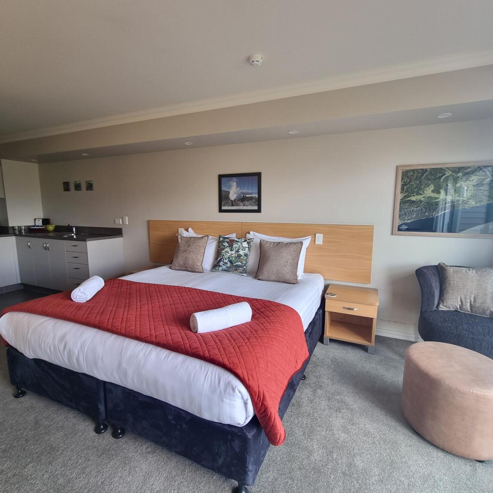 Hotel Lake Brunner 12/50