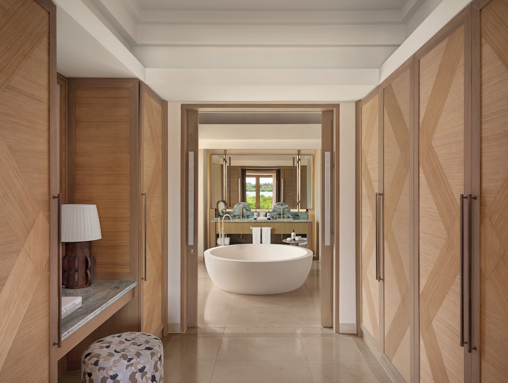 3 Bedrooms, Royal, 2 King Beds, 2 Queen Beds, Four Seasons Resort Mauritius at Anahita 6/10