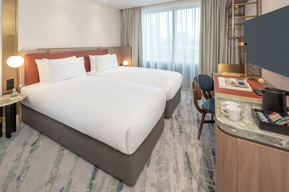 Dorsett Canary Wharf 20/45