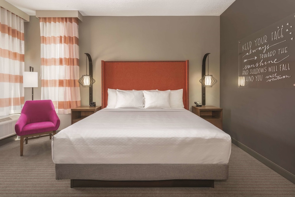La Quinta Inn and Suites by Wyndham South Jordan 14/42