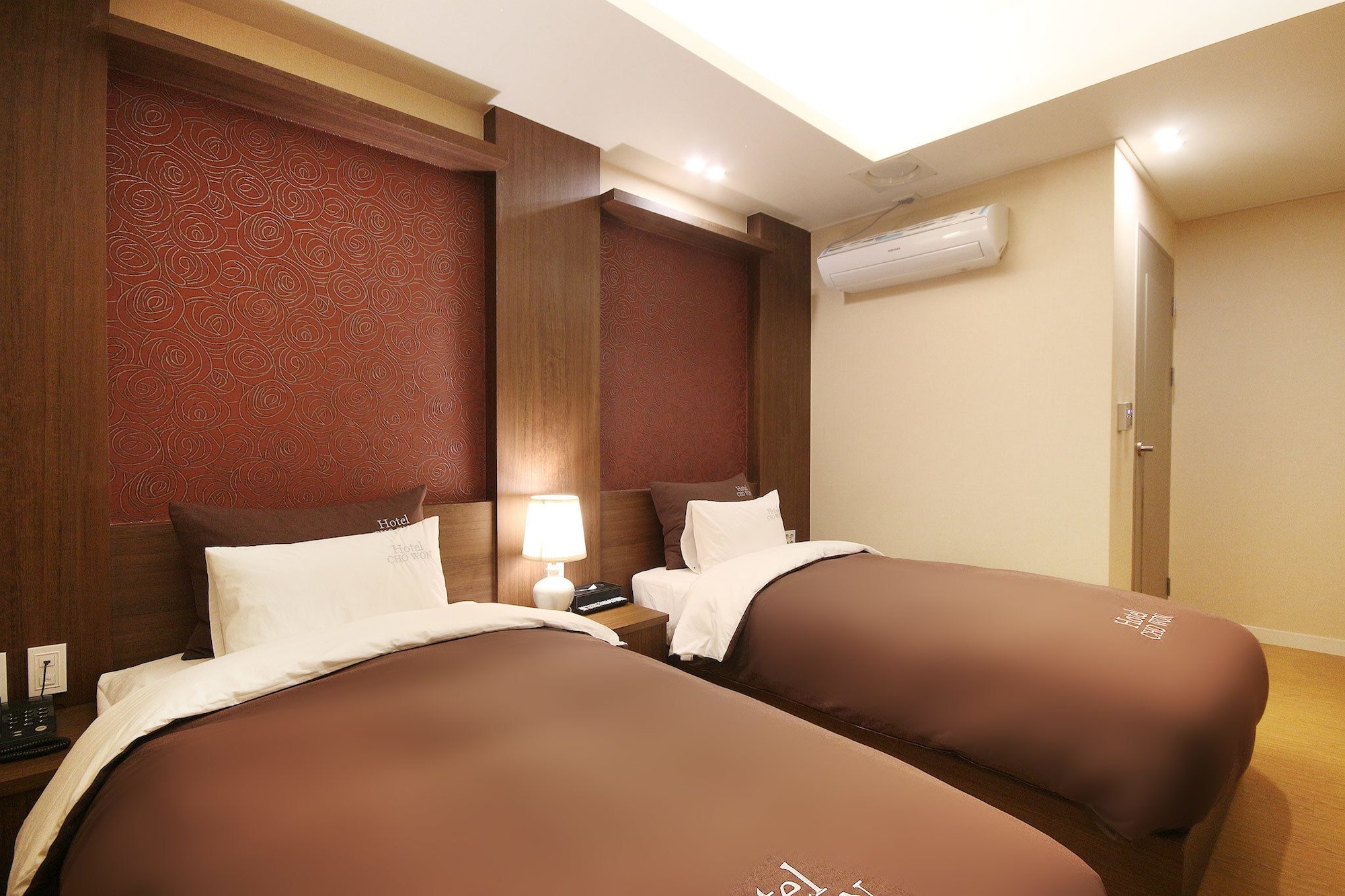 DELUXE, TWIN BEDS