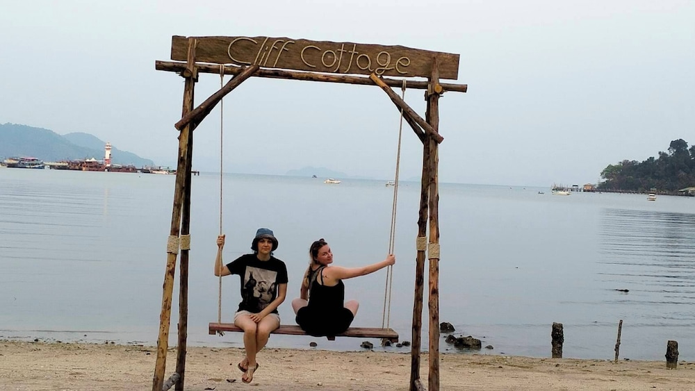 Cliff Cottage Resort 72/75