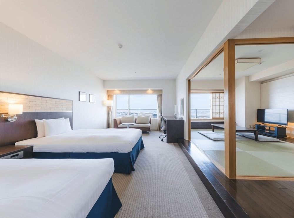 غرفة يابانية غربية بسريرين منفصلين وفرشتي فوتون بإطلالة على البحر في المبنى الرئيسي، Seaside Hotel Maiko Villa Kobe 3/8