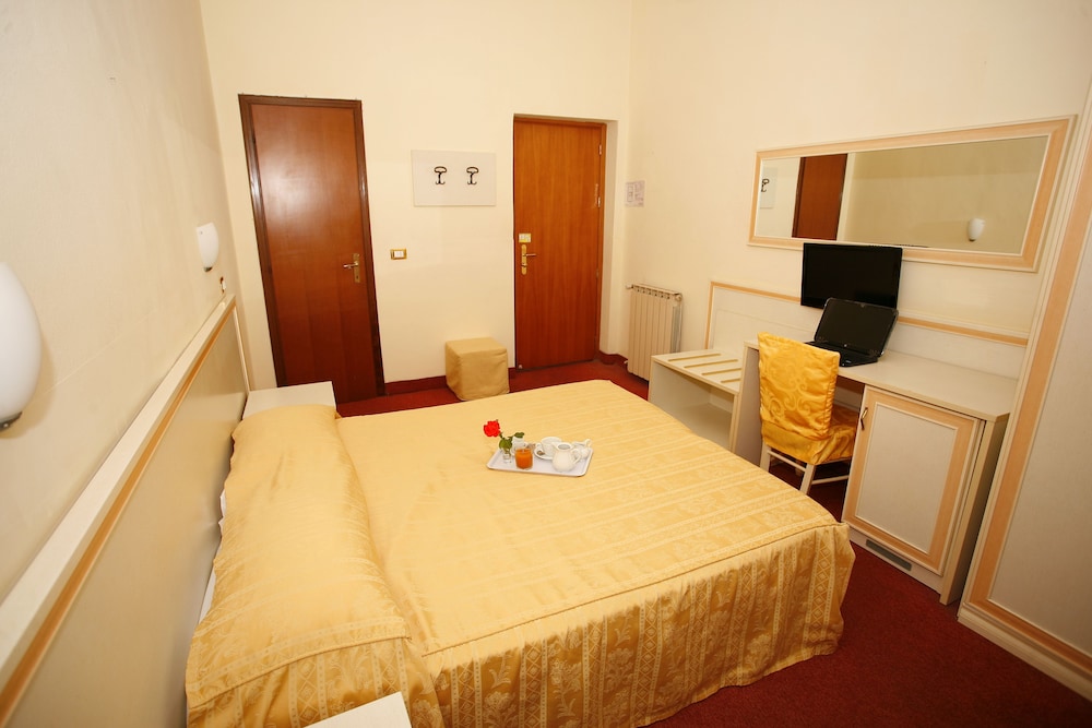 ROOM, DOUBLE BED